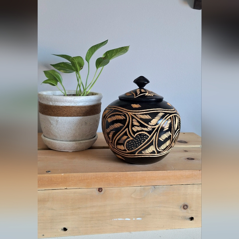 Jar with carved wooden lid - Picture 2 of 7